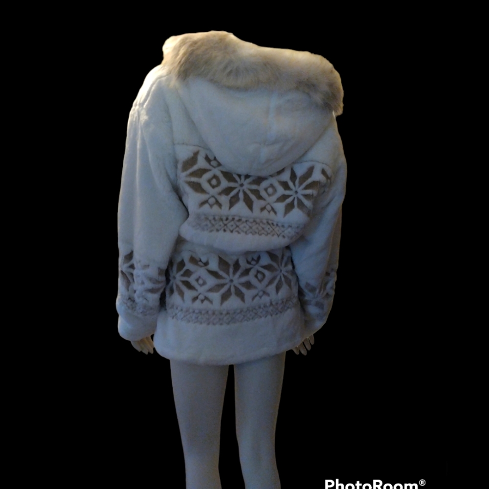 π¨ HP - Cabelas Coyote fur coat - Picture 3 of 13